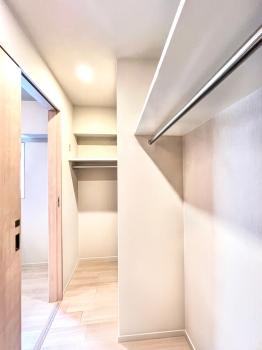 洋室１と廊下から使えるウォークスルークロゼット　ＣＧによるリフォームイメージです