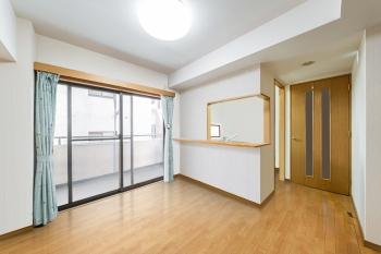 リビングは落ち着いた色合い（CGで作成したリフォームイメージです）