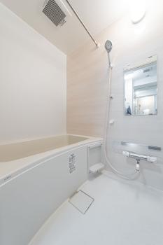 明るい色合いの浴室