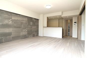 約17.7帖のＬＤＫ。壁の一面には匂いや湿気を吸収するエコカラットを仕様。