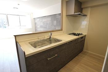 リビングが見渡せ、家族との会話が弾む対面式キッチン。