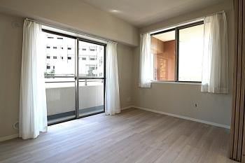 洋室4。約6帖。2面採光で明るく、柱の出っ張りがないので開放感があります。