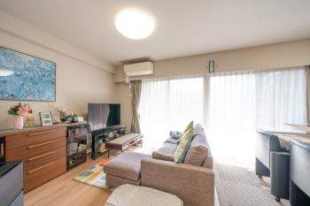 南東向きのリビングダイニング