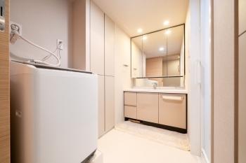 三面鏡裏収納付きの洗面化粧台