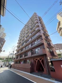 レンガ色のタイルが印象的な総タイル貼りマンション