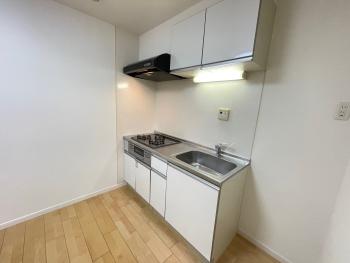 3口ガスコンロや上部吊戸収納もあり家事がラクになります