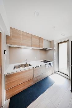 換気性能に長けている勝手口付きのキッチン