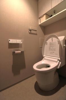 吊り戸棚を設けたトイレです。温水洗浄便座付きなので、快適にご使用いただけます。