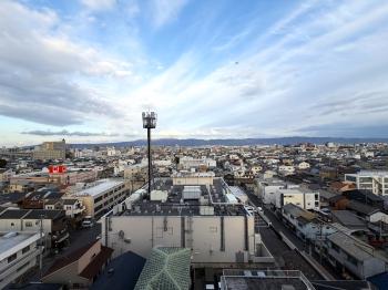 東側バルコニーからの眺望。（眺望は永続的に保証されるものではありません。）