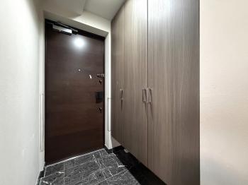 散らかりがちな履物も整理整頓できる玄関収納があります。