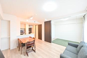 リビングダイニングには約5.0帖の洋室が隣接しており、一体利用が可能です。