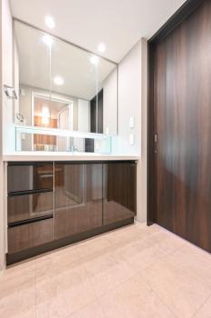 身だしなみを整えやすい三面鏡付き洗面化粧台　大型のリネン庫も備わっています。