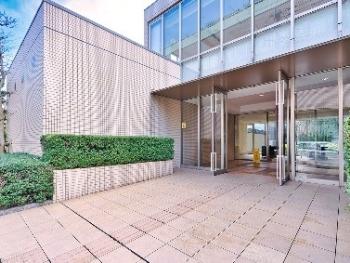 緑に囲まれたエントランスです