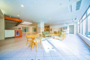 高級ホテルのロビーを思わせる広々とした明るいロビーです。