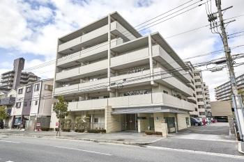 東方向から撮影した建物外観写真。地上9階建て。2006年8月築。総戸数126戸。