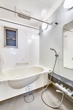 ベンチに腰掛けて半身浴が愉しめるラウンド型浴槽が採用されています。浴室乾燥機付。