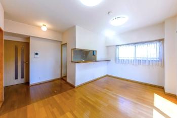 角住戸につき、2面採光の明るいリビング