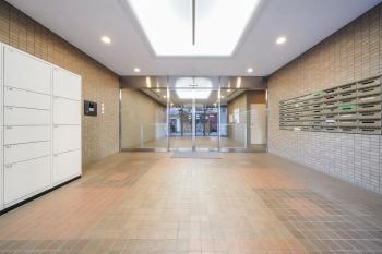 エントランスフロアはガラス張りにより、開放的でホテルライクな空間を演出します。