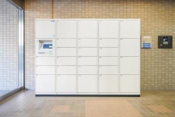 共用部に宅配ボックスがあるため、不在時にも荷物の受け取りが可能です。