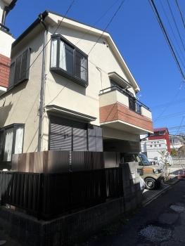 現地南側からの外観写真。