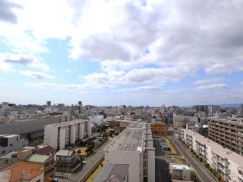 西側バルコニーからの眺望。（眺望は永続的に保証されるものではありません。）