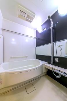 1418の半円型のバスタブは出入りしやすく、転倒防止の手すり付きです