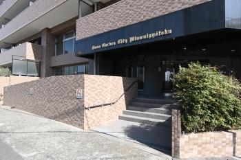 安全に配慮した「歩車分離」のエントランス