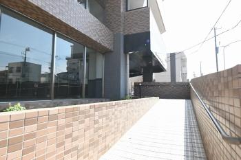 バリアフリーに配慮した「スロープ」も設置されています