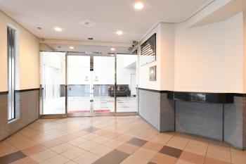 カラーＴＶモニターオートロック・ダブルオートドアを採用したエントランス風除室