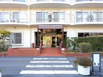 来客者を迎え入れるマンションエントランス