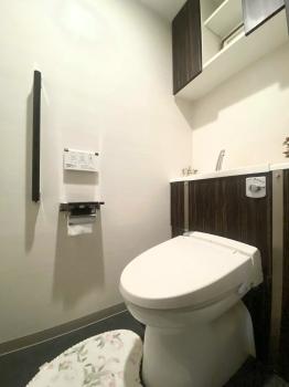 吊り戸棚を設けたトイレです。温水洗浄便座付きなので、快適にご使用いただけます。