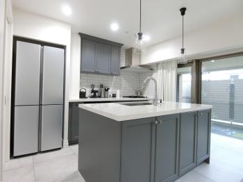 開放的なキッチンスペース、タッチレス水栓、扉は輸入家具を使用