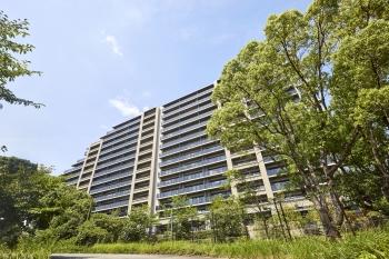 利便も緑も妥協しない方へ。山田駅まで徒歩２分。自然に寄り添う大規模レジデンス