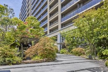 緑に迎えられる、私邸へのアプローチ