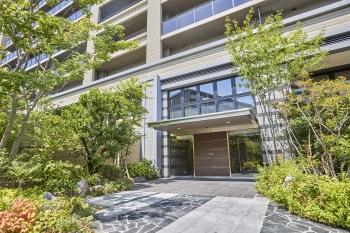 自然が格を語る「レジデンスエントランス」　自然と邸宅が織りなす空気感