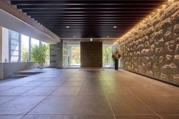 「エントランスホール」　自然素材が迎える、穏やかな日常空間