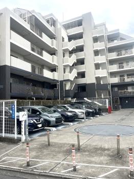 白と黒のタイルを使用した現地北側からの外観写真。