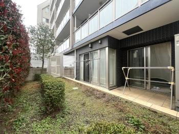 １０．３２平米のテラスと１８．２０平米の専用庭があり開放感のある環境