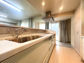 開放感のあるアイランドキッチンを採用。「CGで作成したリフォームイメージです。」