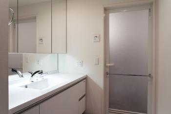 ミラー裏にたっぷり収納スペースを確保したベーシックな三面鏡付洗面化粧台