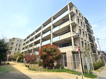 現地南東方向から撮影した建物外観写真です