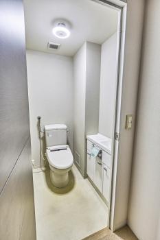 手洗いカウンター付きトイレ。手洗いまで完結でき、快適です。