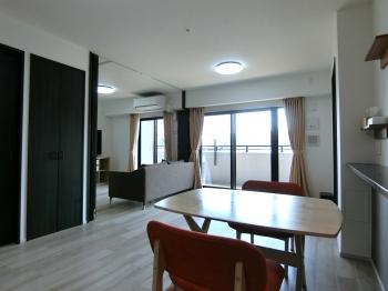 南向きの明るい陽射しが差し込むリビング・ダイニング