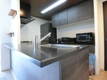 キッチン背面には吊戸棚がございます