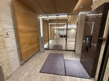 TVモニター付きオートロックを備えた風除室