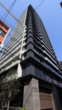 地下１階、地上３０階建ての２８階部分、北・西の角住戸のお部屋です。