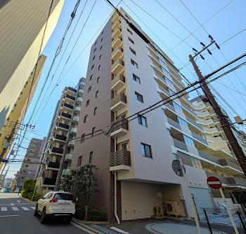 落ち着いた色調のタイル外壁。北東側から撮影。