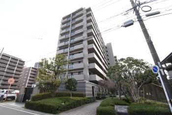 現地外観。道路から建物への入り口は人と車が分かれています