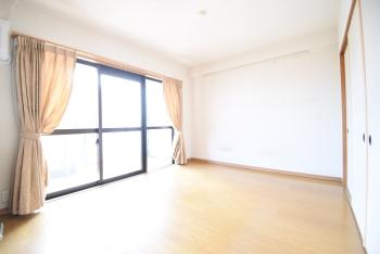 広い掃き出し窓に面してあたたかい陽射しのあるリビング