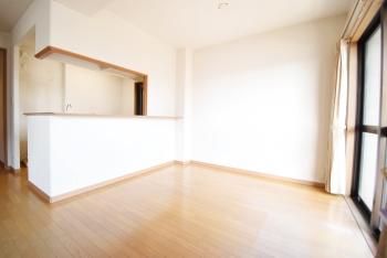 対面キッチン前のダイニングスペース